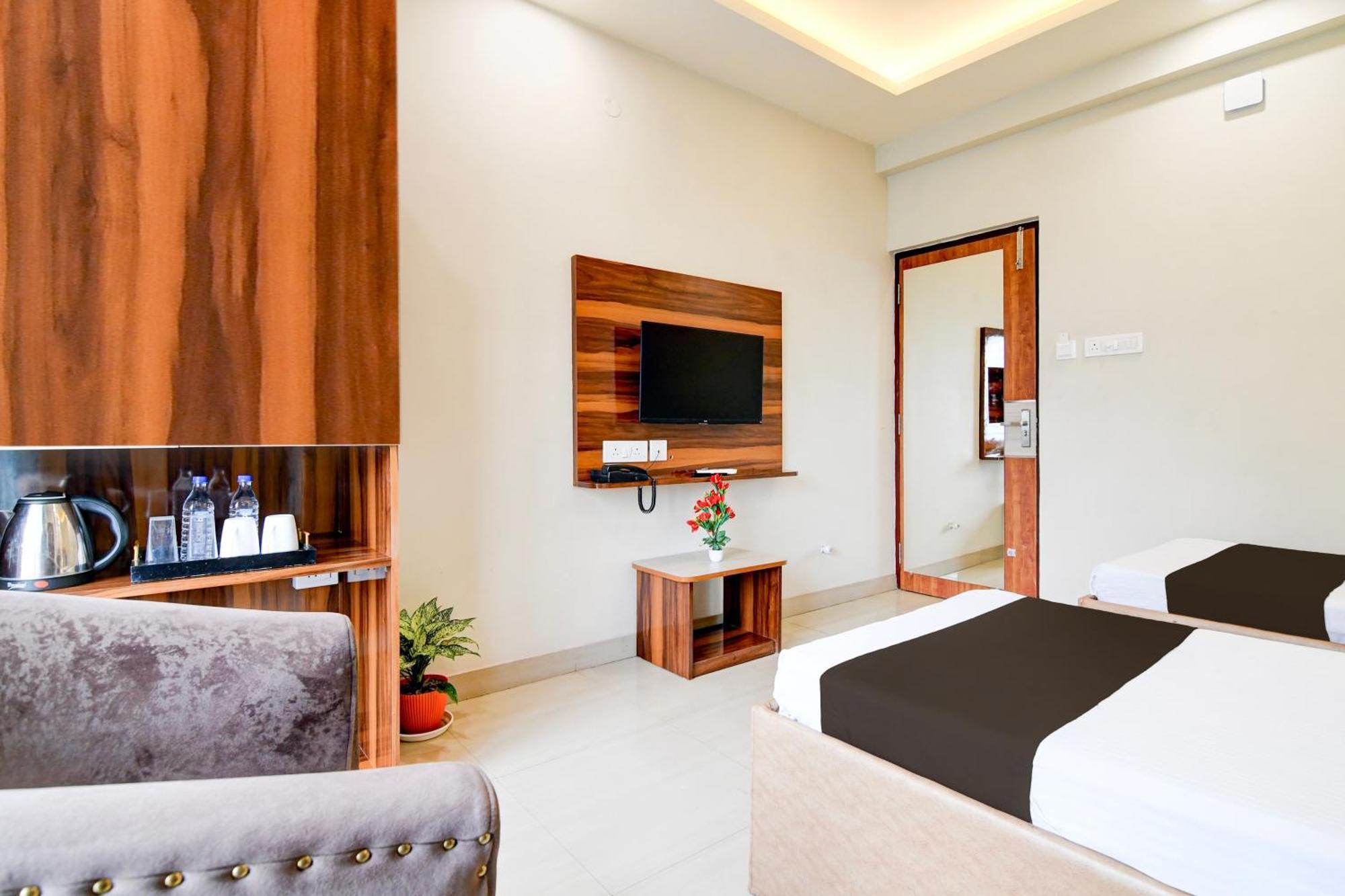 Готель Super Townhouse Kaikhali Near Airport Колката Екстер'єр фото